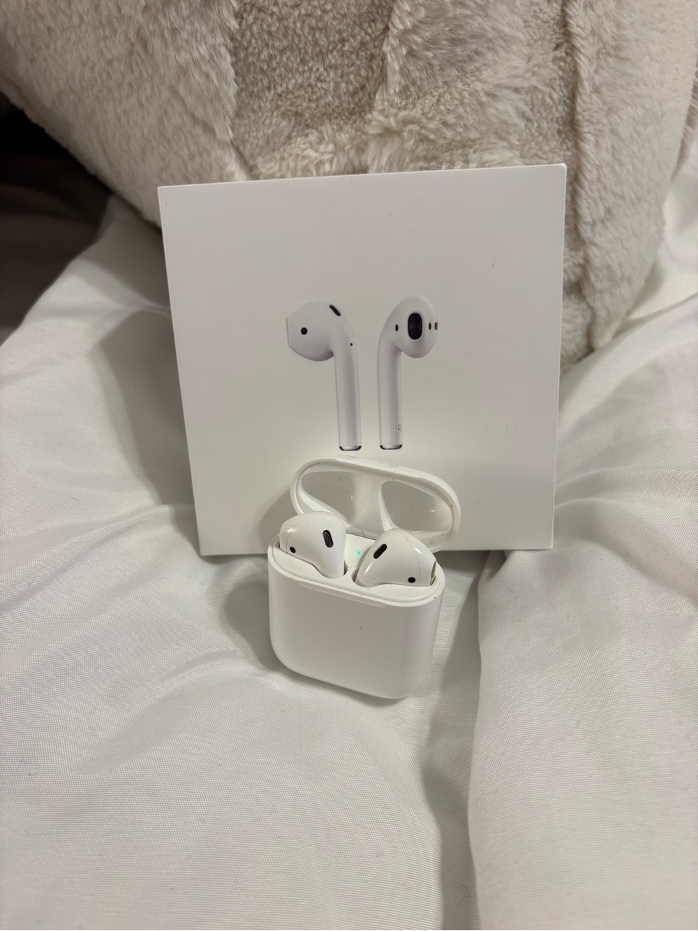 Apple White Wireless Earbuds with Charging Case